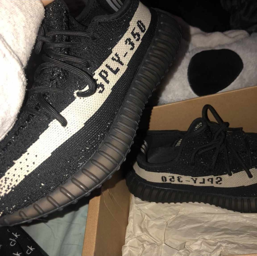 Yeezy 350 core white n black
